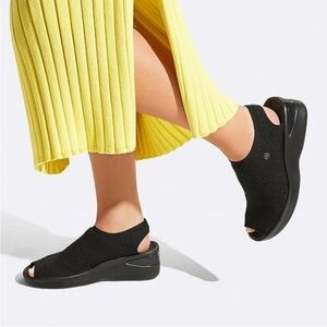 BZees Secret Wedge Sandal Black Size 8